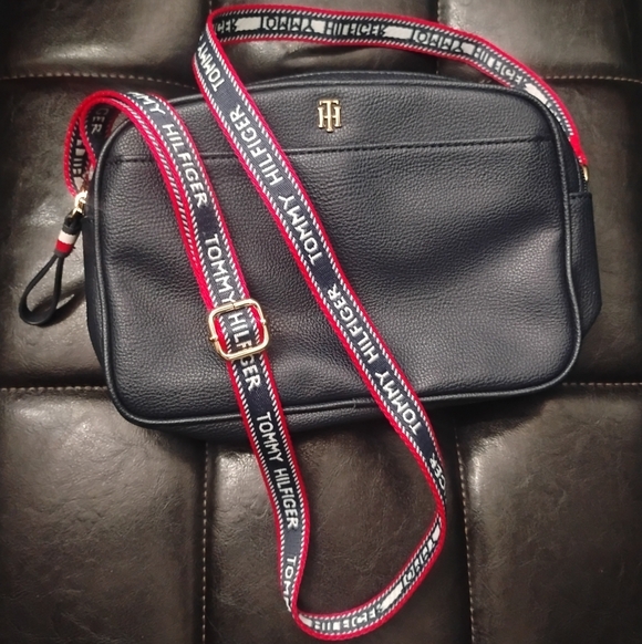 Tommy Hilfiger Navy Large Camera Bag with Adjustable Crossbody Logo Strap Unisex - Picture 2 of 8